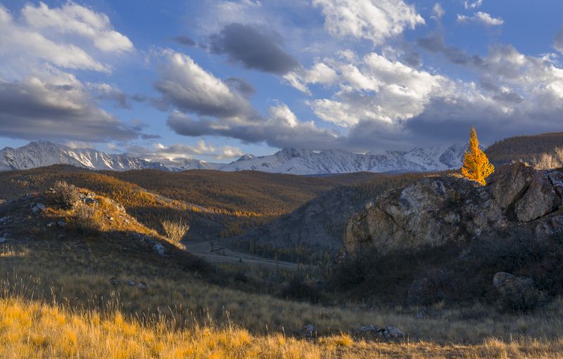 россия, горный алтай,осень, вечер Свет из-за горы фото превью