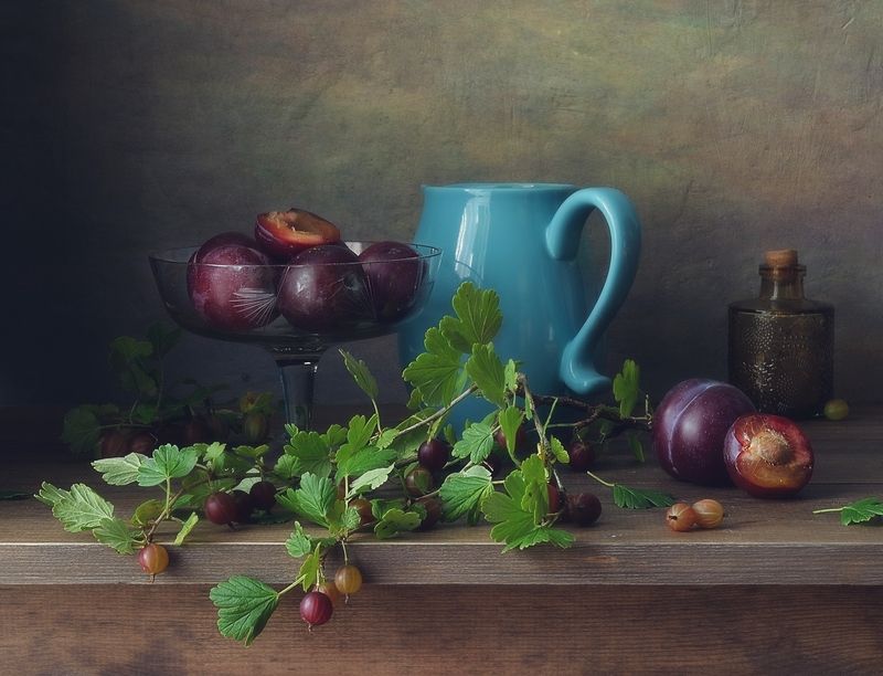 натюрморт,сливы,крыжовник,ягоды,кувшин,лето со сливами и крыжовником...photo preview