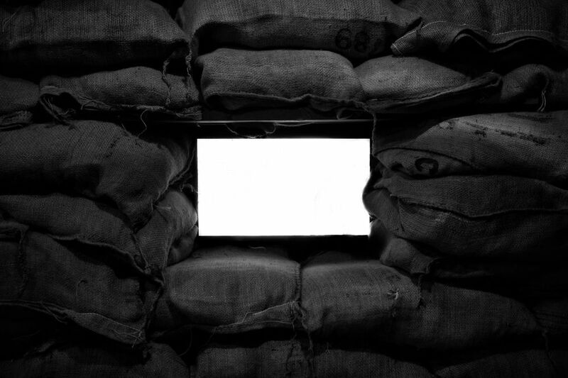 Защита, бункер, свет, тьма Надежная защита фото превью