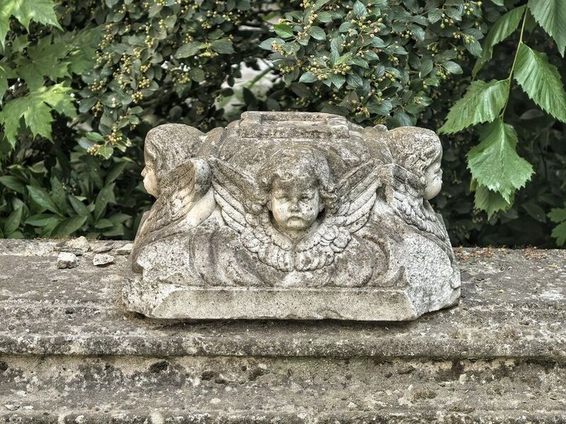 Скульптура на древнем захоронении в Даниловском монастыреphoto preview