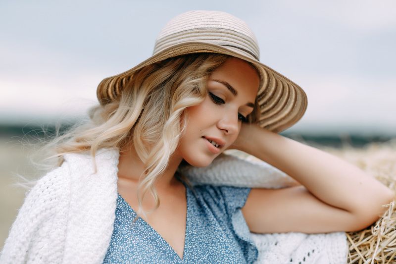 молодая девушка, городской стиль, поле, на открытом воздухе Кристинаphoto preview