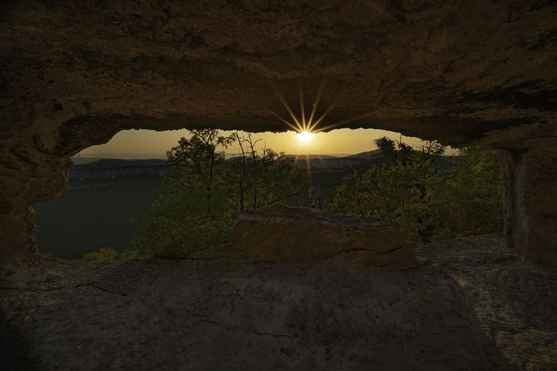 Россия, Крым, Бахчисарайский район, Тепе-Кермен, закат,  Закат из пещеры Тепе-Кермен фото превью