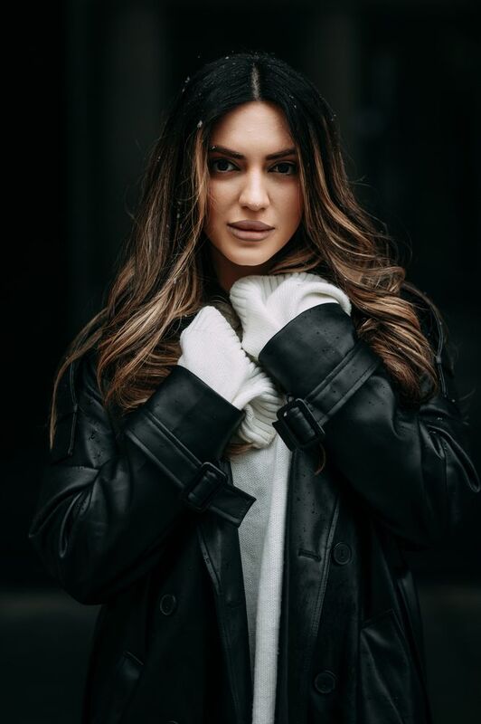 молодая девушка, городской стиль, дворы, на открытом воздухе Периphoto preview