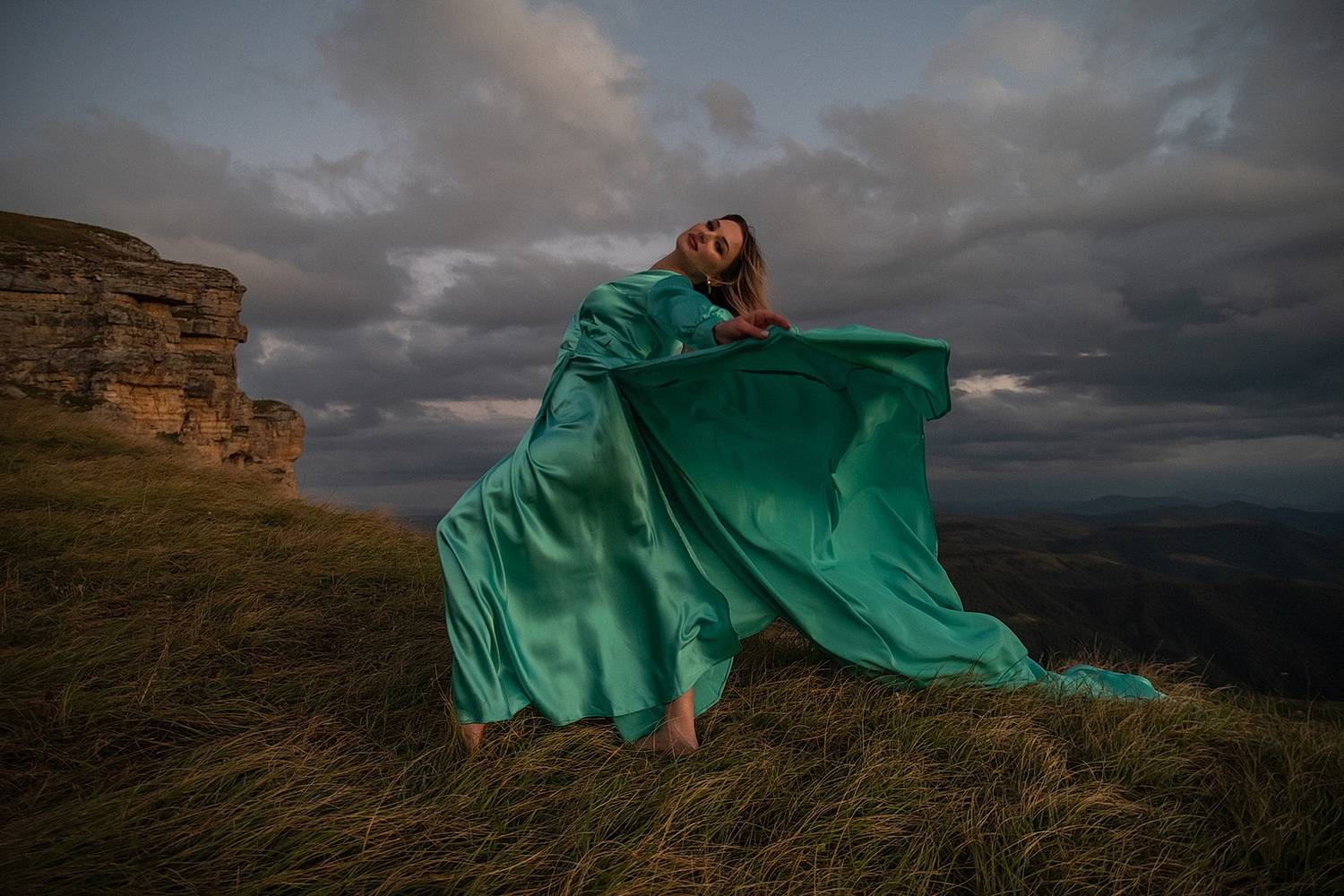 платье, модель, ветер, тучи, буря, обрыв, скалы, зеленый, горы, карачаево-черкесия, Арсен Алабердов