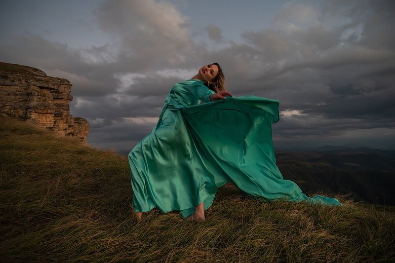 платье, модель, ветер, тучи, буря, обрыв, скалы, зеленый, горы, карачаево-черкесия ПТИЦАphoto preview