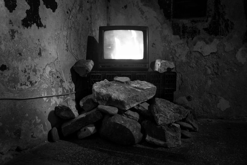 Пещера, телевизор, свет, тьма Каменный человек фото превью