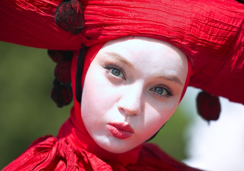 уличный женский портрет, городские картинки, цвет красный Уличные артистыphoto preview