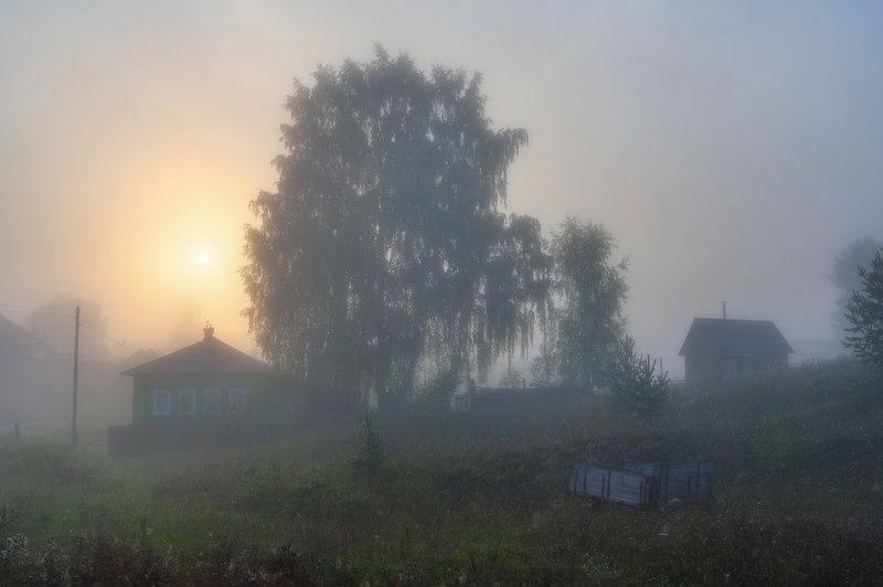 Солнце пробивается сквозь туманphoto preview