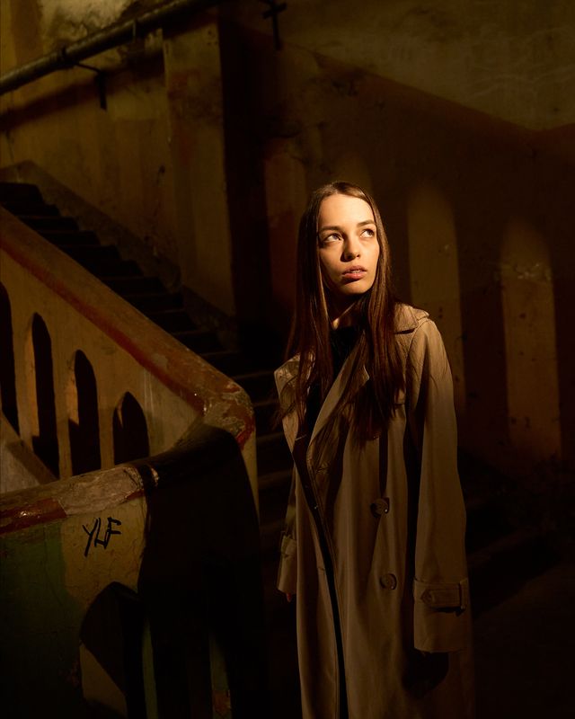 фотосъемка, девушки, в, тренче, на, лестничной, площадке, фабричного, технического, помещения Mariposaphoto preview