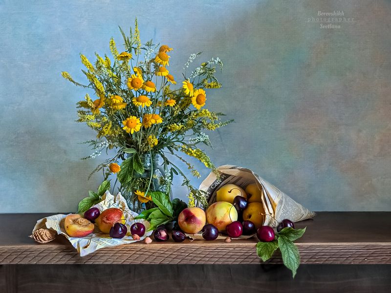 натюрморт, art_photo, цветы, газета, авторское фото, светланаборовских, фрукты, черешня, персикото на окне, фото через полиэтилен, фото на телефон Вкусное летоphoto preview