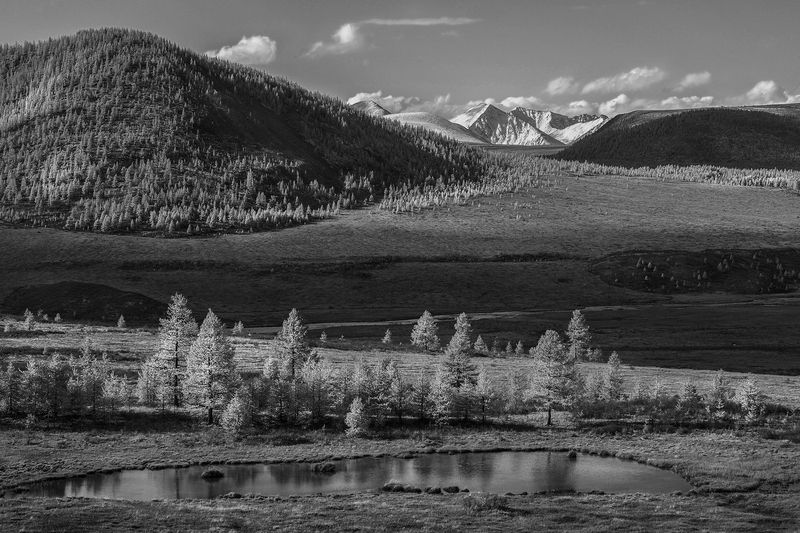 Озерцо,речка и горы вдали...photo preview