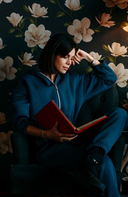 молодая девушка, городской стиль, кафе Катяphoto preview