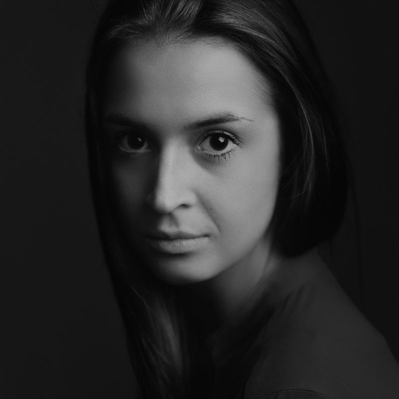 portrait,black and white,girl,square. Cвечkаphoto preview