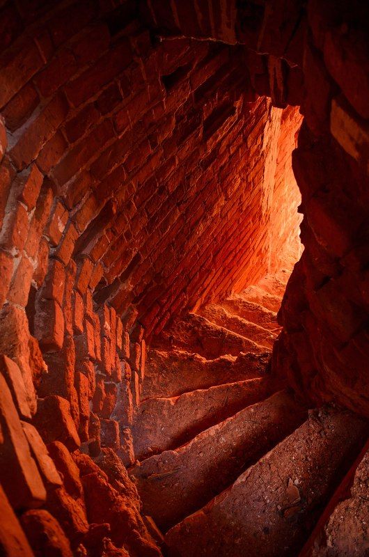 Алый, Заброшка, Кирпич, Лестница, Оранжевый, Преисподняя, Свет, Спуск, Стены, Ступени, Церковь Спуск в преисподнююphoto preview