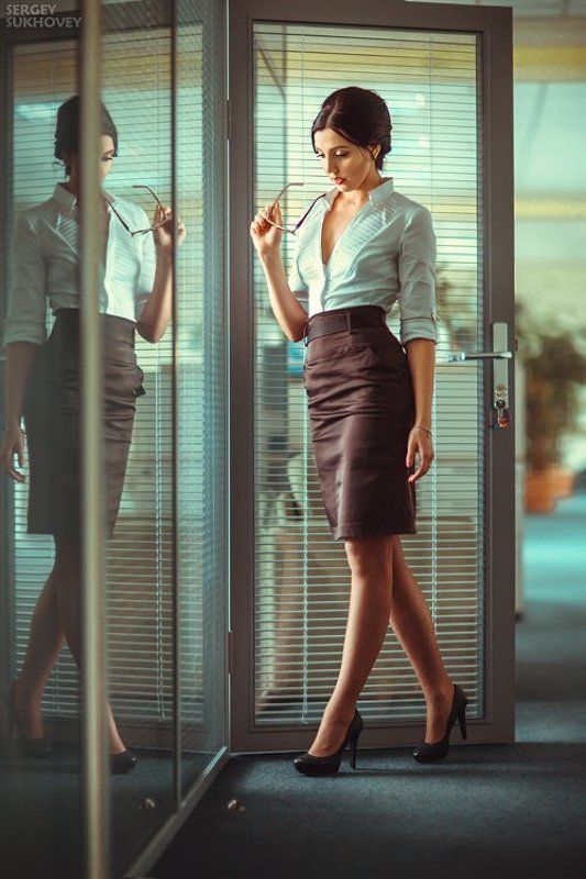 Business, Business style, Manager, Mirror, Office, Бизнес, Бизнесвумен, Деловая одежда, Деловая униформа, Деловой дресскод, Деловой стиль, Деловой стиль одежды, Жалюзи, Жалюзи в офисе, Задумчивая девушка, Зеркало, Менеджер, Одежда для бизнеса, Отражение,  Отражениеphoto preview