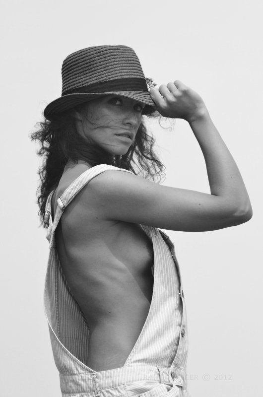 портрет, чб, девушка, порыв, ключевые слова * * *photo preview