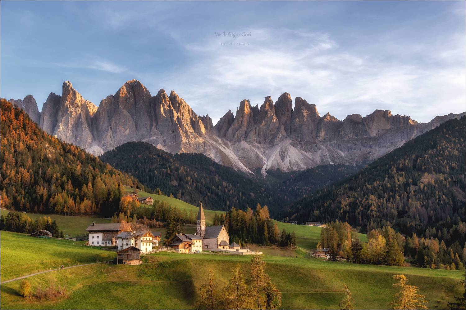 доломитовые альпы,scenery peak,италия,village,осень,mountain,деревня,церквушка,odle,santa lucia,тени,alps,лиственница,dolomites,свет,selva cadore,church, Гори Василий