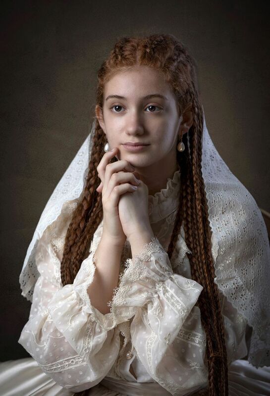 Девушка, жемчужные сережки, косички, руки Девушка с жемчужными сережкамиphoto preview