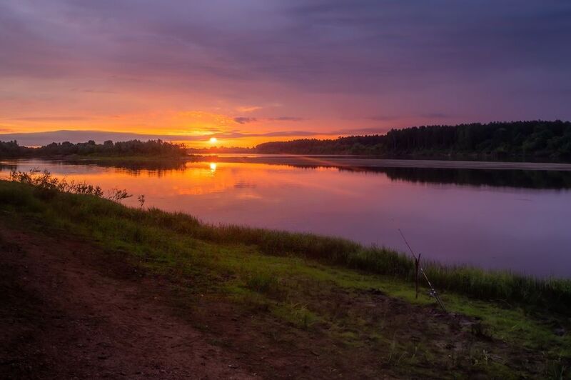 Вятка, Киров, река, берег, удочка, тепло, лето, восход, отражения, тишина, небо, горизонт Рассвет на Вяткеphoto preview
