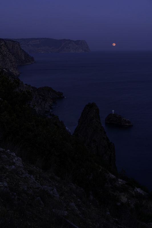 Россия, Крым, Севастополь, мыс Фиолент, Скала Святого Явления, мыс Айя, луна Красная луна фото превью