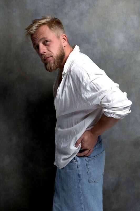 молодой мужчина, портрет, студия, джинсы, белая рубашка Ильяphoto preview