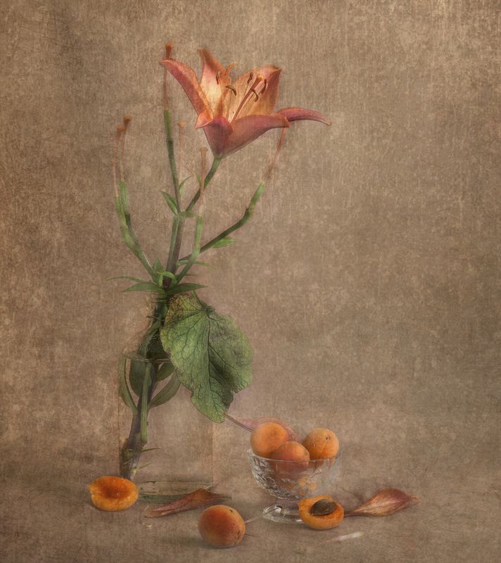 Натюрморт с лилиейphoto preview