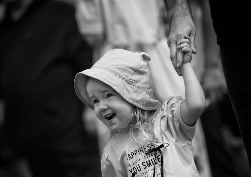 чб фото, дети, уличный детский портрет, девочка, дети и и город photo preview