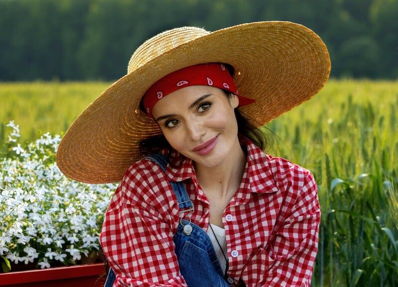 девушка, поле, лето, июль, шляпа, сельский образ, клетчатая рубашка Июльphoto preview
