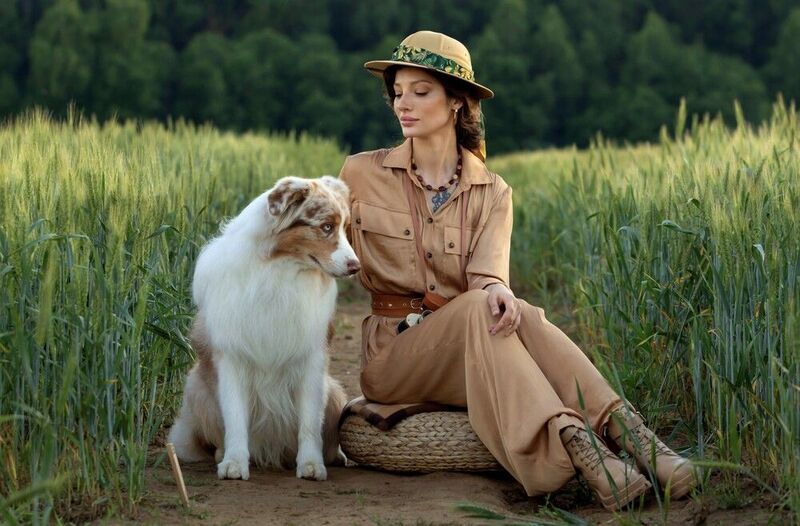 девушка, собака, портрет, поле, лес, тропинка, стиль сафари, туман Доигрался фото превью