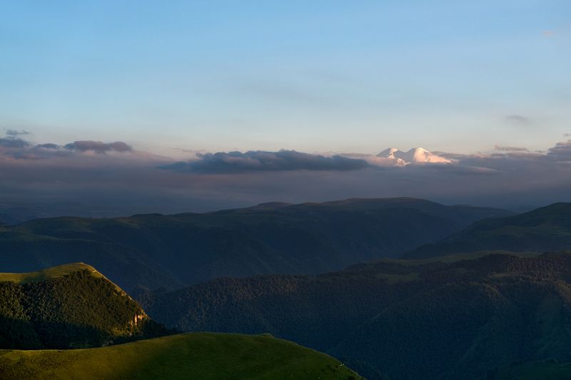 горы, пейзаж, эльбрус Сквозь облакаphoto preview