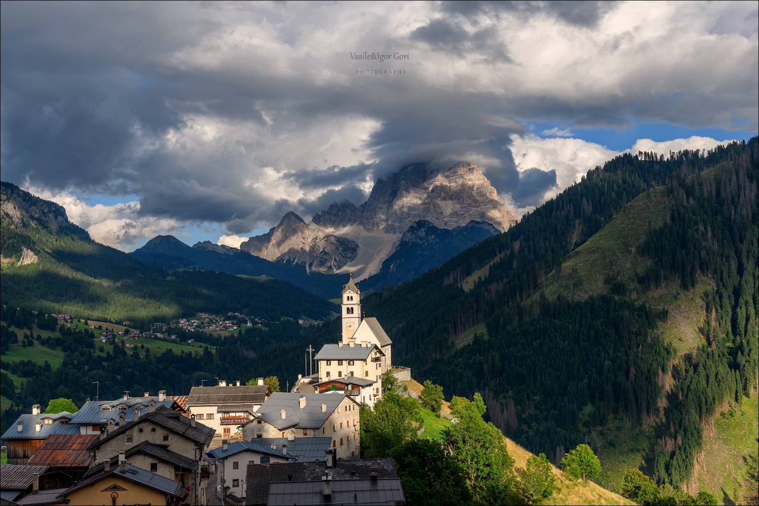 доломитовые альпы,италия,village,лето,mountain,деревня,церквушка,monte pelmo,santa lucia,тени,alps,лиственница,dolomites,свет,selva cadore,church, Гори Василий