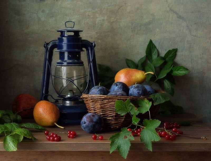 натюрморт,сливы,груши,фрукты,ягоды,смородина,корзинка,лампа со сливами...photo preview