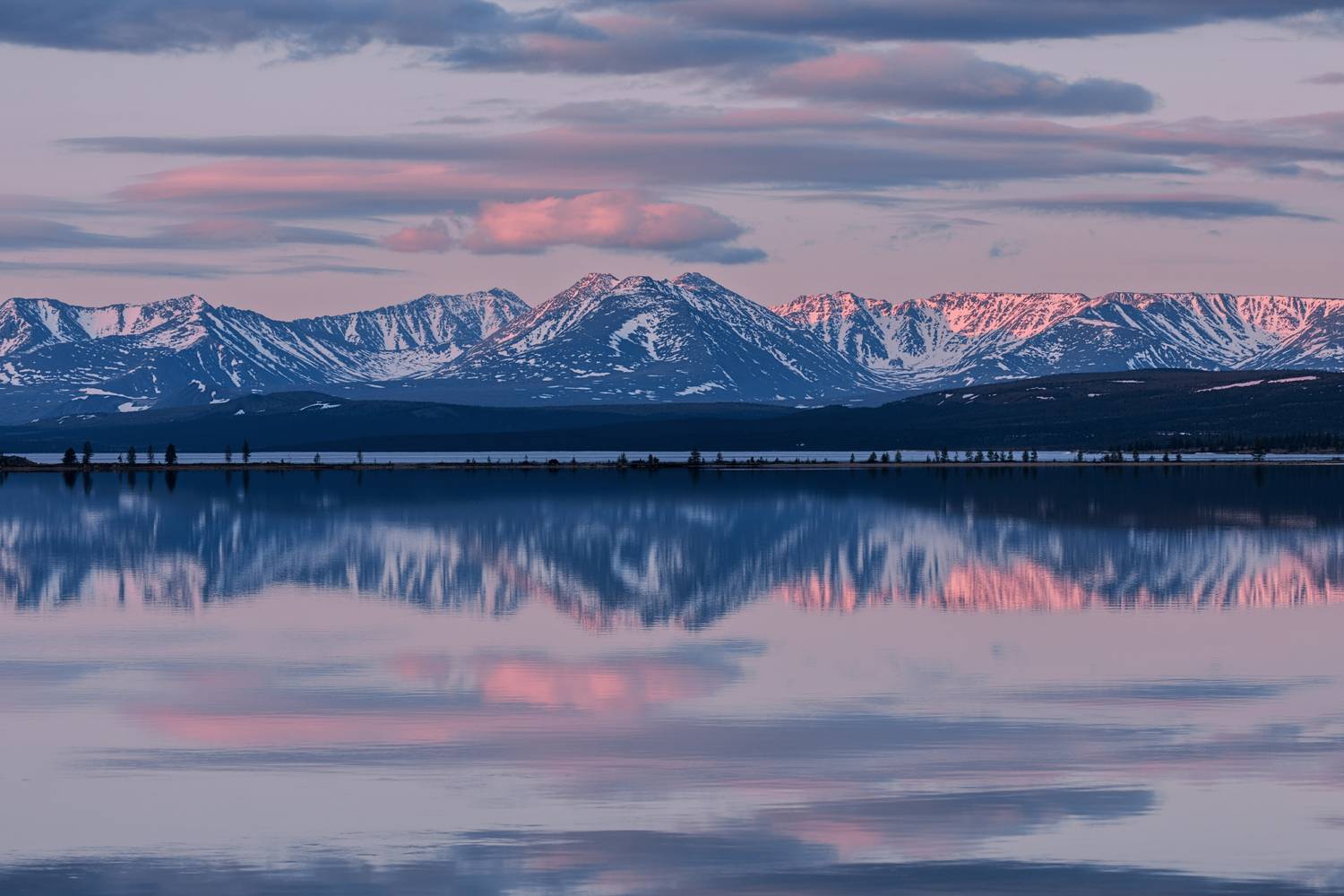 Озеро_Момонтай пейзажи_Колымы Магаданская_область июньский_лёд рассвет утро белые_ночи отражения хребет_Черге, Шишкин Дмитрий