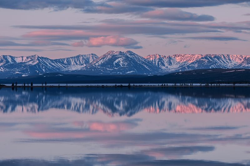 Озеро_Момонтай пейзажи_Колымы Магаданская_область июньский_лёд рассвет утро белые_ночи отражения хребет_Черге Хребет Черге на рассветеphoto preview