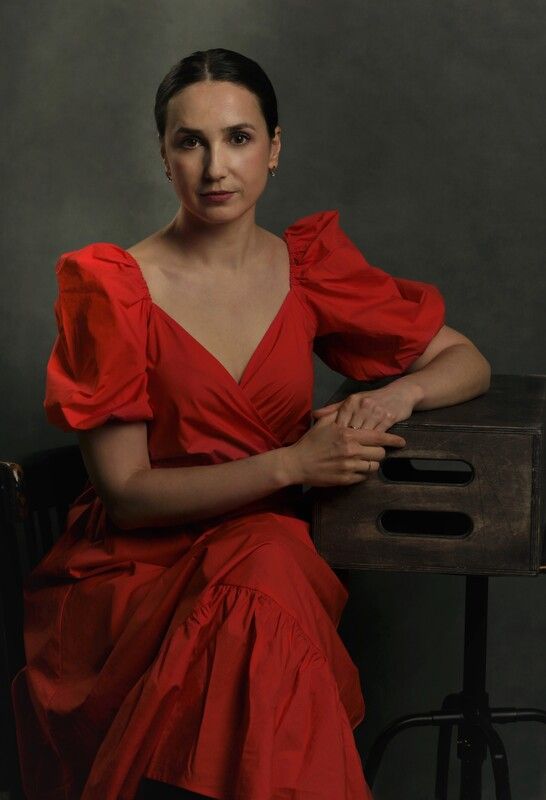 женщина, красное платье, портрет, брюнетка, студия Оксана. Портретphoto preview