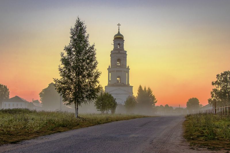 Великорецкое, утро, Ильинская колокольня Заря заалелаphoto preview
