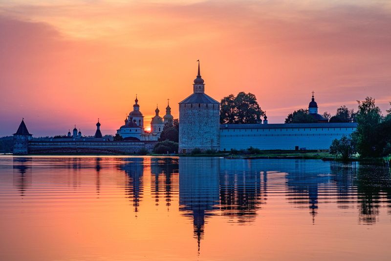 Кирилло-Белозерский монастырь на закатеphoto preview
