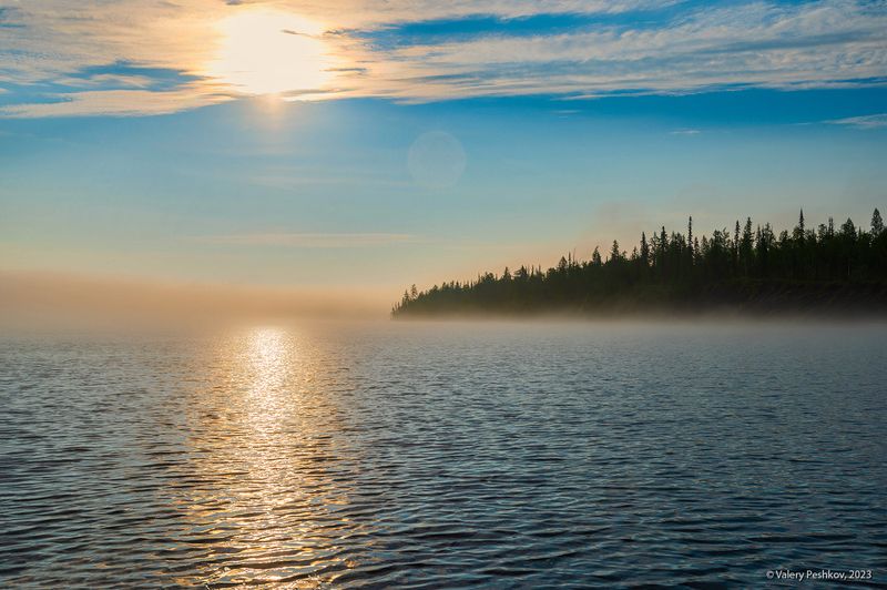 туман, туман над водой, солнце, сквозь туман, курейское водохранилище, курейка, плато путорана, светлогорск, ночь, утро, полярный день,  вода, отражения, облака, солнце Smoke on the water)photo preview