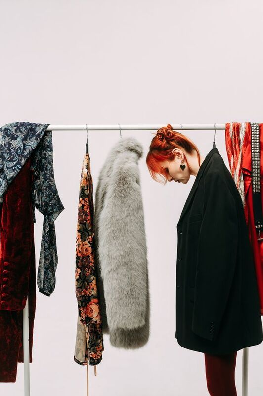 девушка, рейл для одежды, вешалки , студия , пиджак Таняphoto preview