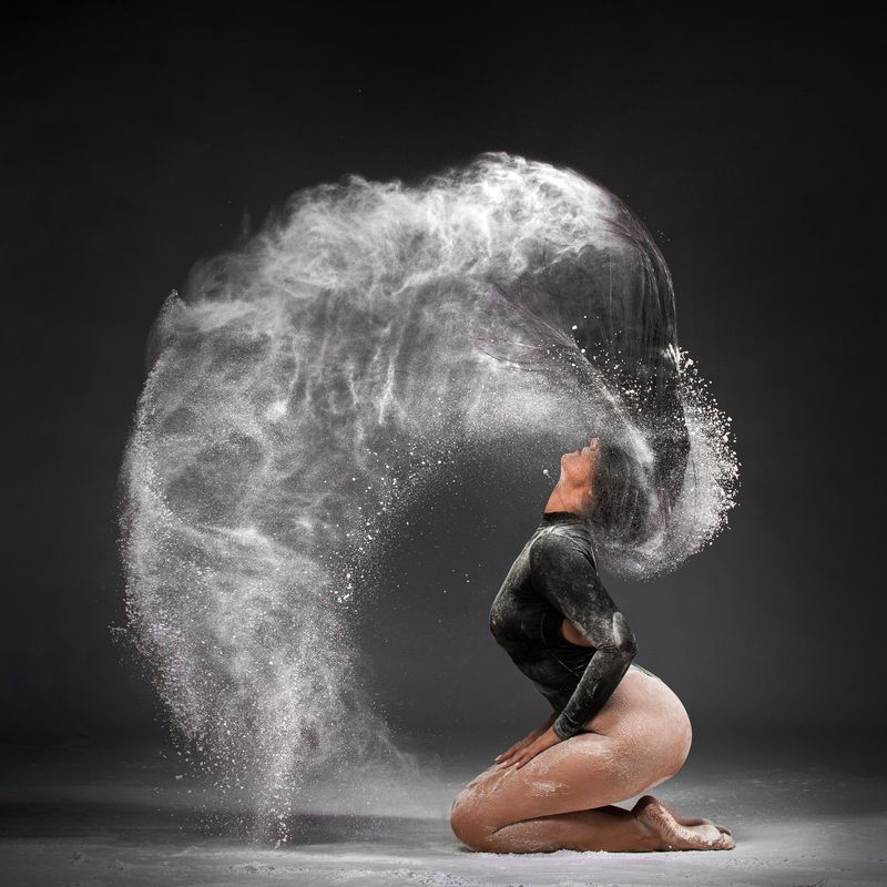 девушка, мука, студия Танец с мукойphoto preview