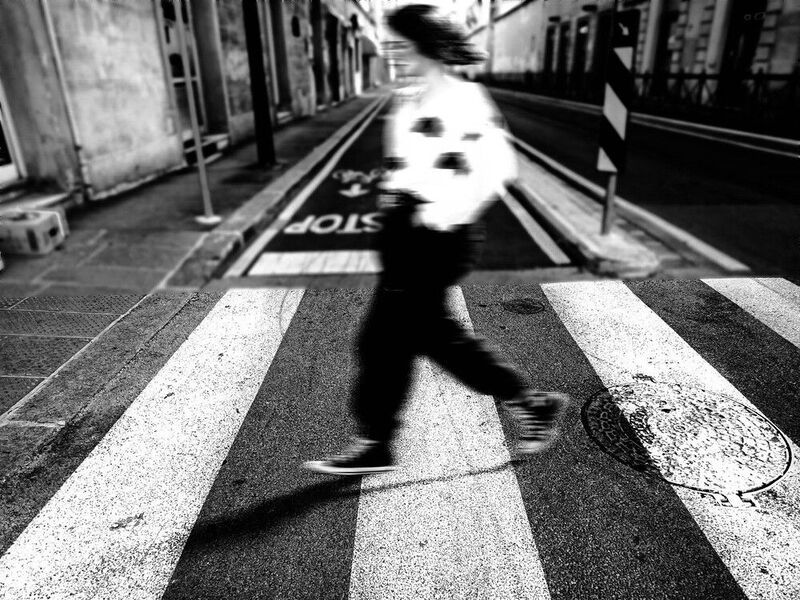 #street #b&w  Cruzando la Callephoto preview