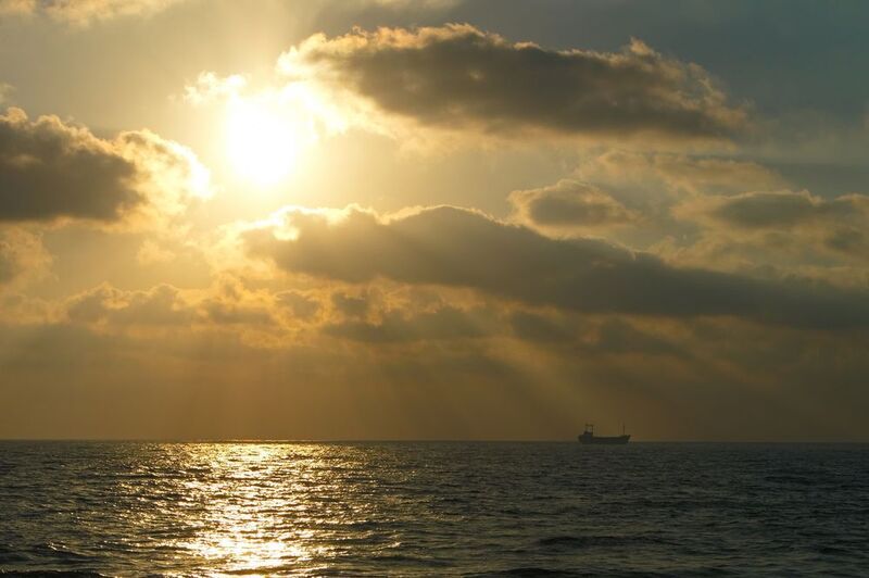 кипр, море, корабль, закат На рейдеphoto preview