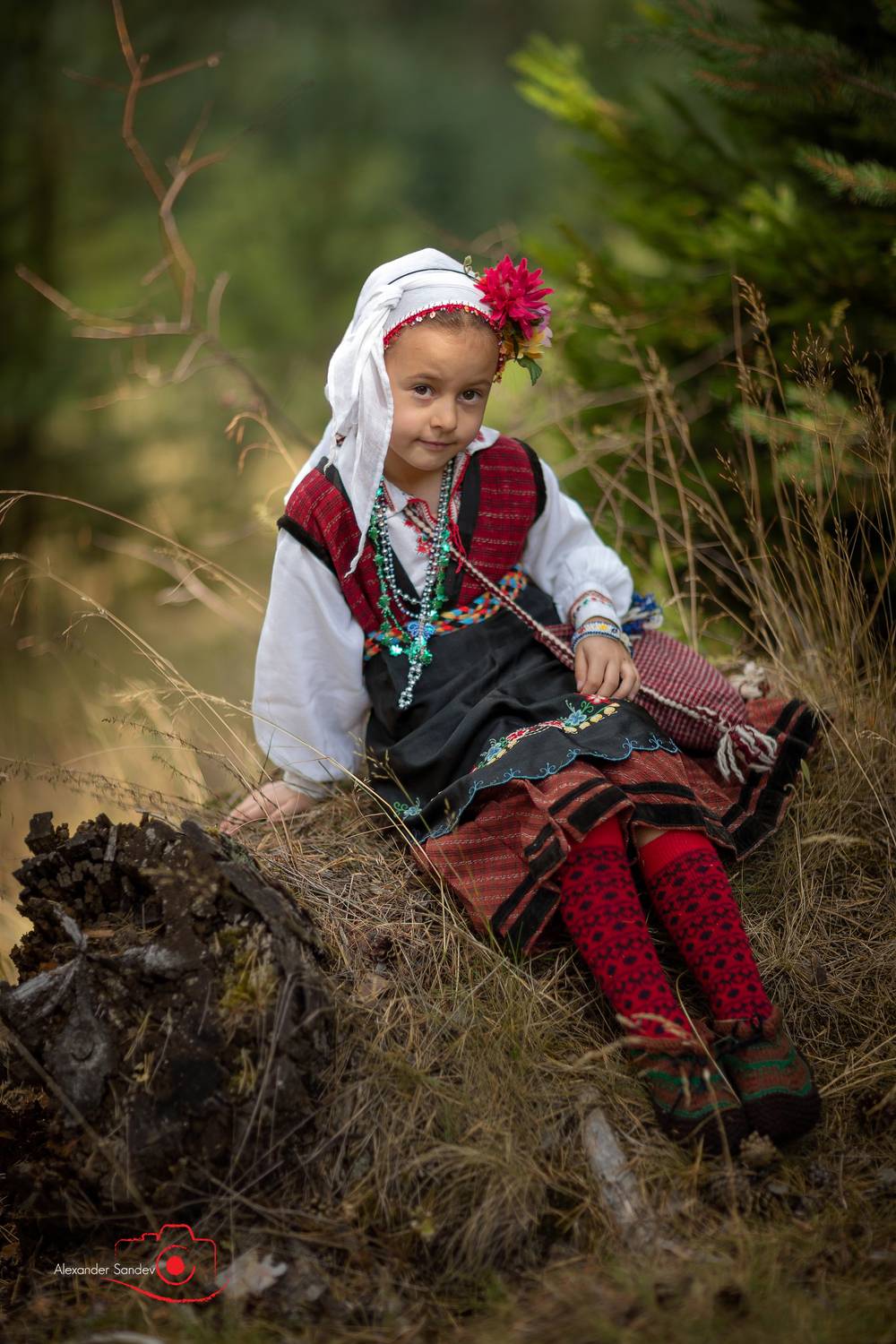 Маленькая болгарская девочка в настоящем народном костюме. Автор: Сандев Александър , Сандев Александър