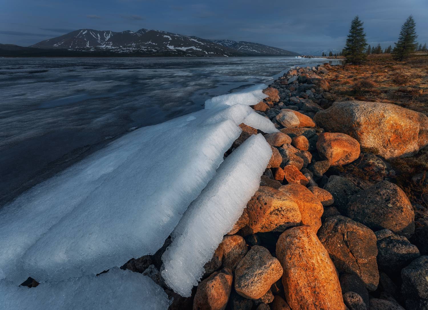 Они сошлись.... Автор: Шишкин Дмитрий Озеро_Момонтай, пейзажи_Колымы, Магаданская_область, июньский_лёд, закат, вечер, Шишкин Дмитрий
