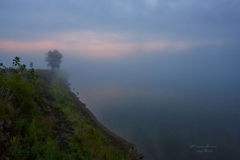 Туманный рассвет над рекой фото превью