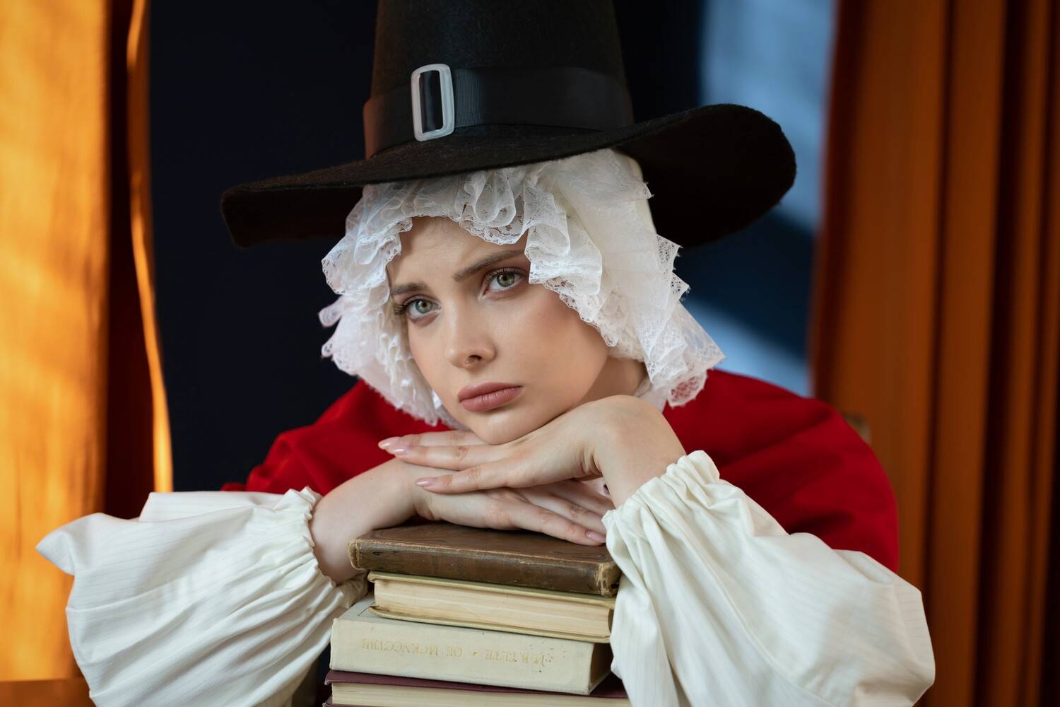 девушка, костюм, солнце, шляпа, книги, занавес, Герцен Наталья