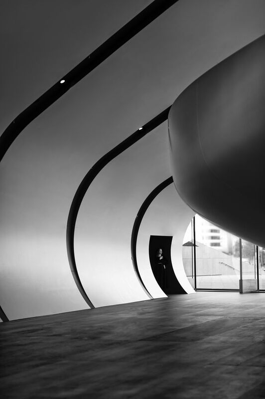 молодая девушка, городской стиль, дворы, архитектура , линии Линииphoto preview