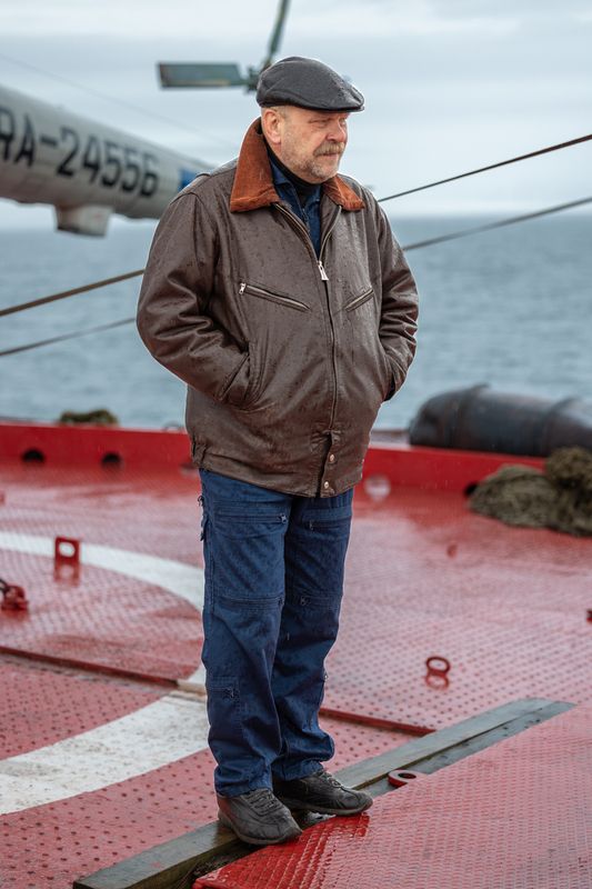 Пилот Александр Макаров на вертолетной палубе научного суднаphoto preview