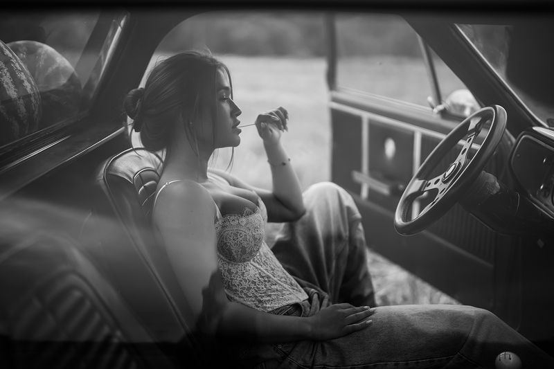 девушка,женский портрет, фигура, женское тело. чб, профиль, пикап, авто, в машине, свет, день Аннаphoto preview