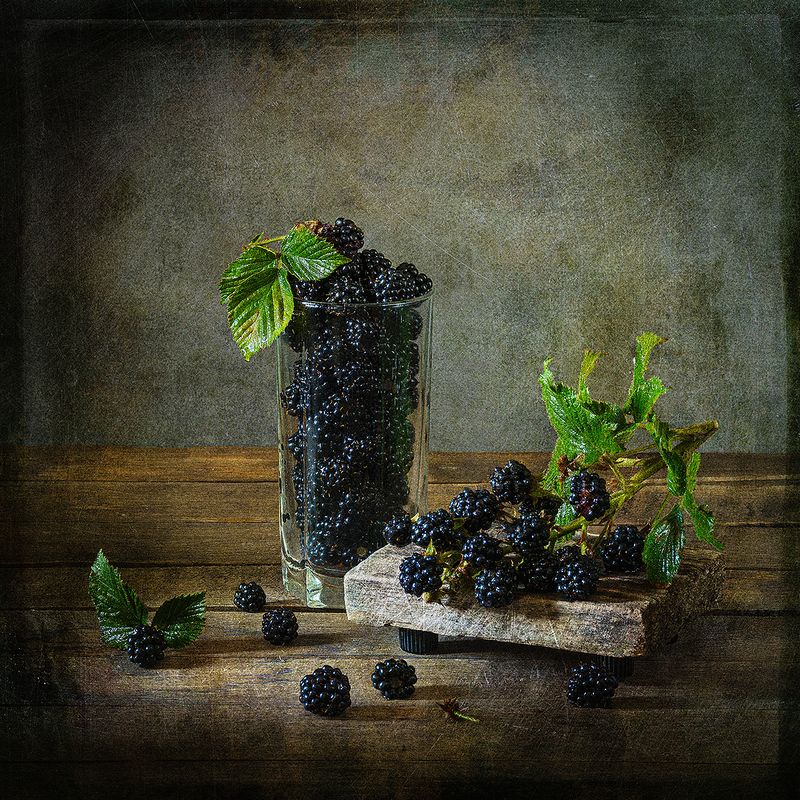 ягоды, высокий стакан, подставка, кисть, листья, зелень Ежевикаphoto preview